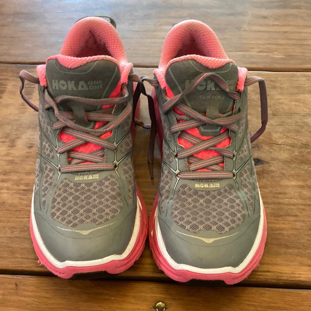 Hoka One One Clifton 2 running sneakers in gray / pink. Women’s size 8.
